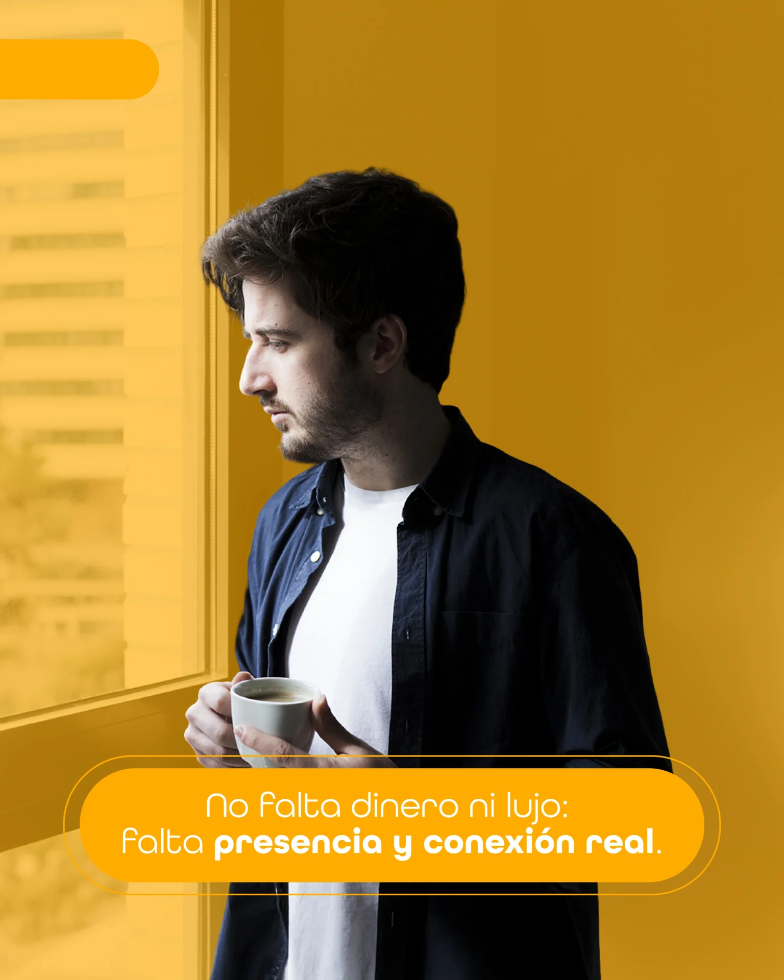 Primer plano de las manos de una pareja sobre una mesa de comedor, mostrando una distancia física clara o tensión, mientras al fondo se percibe un hogar impecable pero frío, simbolizando la desconexión emocional a pesar de la estabilidad material.