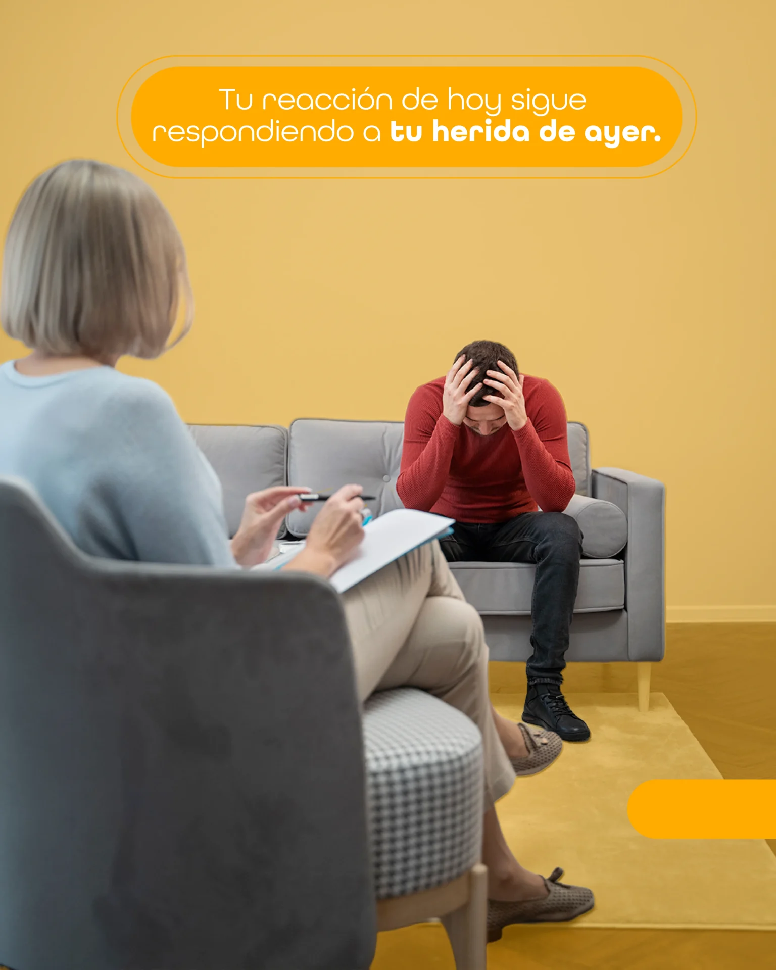 Una representación conceptual de una persona mirándose en un espejo, pero en lugar de ver su reflejo exacto, ve siluetas que representan emociones como miedo, orgullo o infancia, ilustrando la introspección y el autodescubrimiento durante un proceso terapéutico.