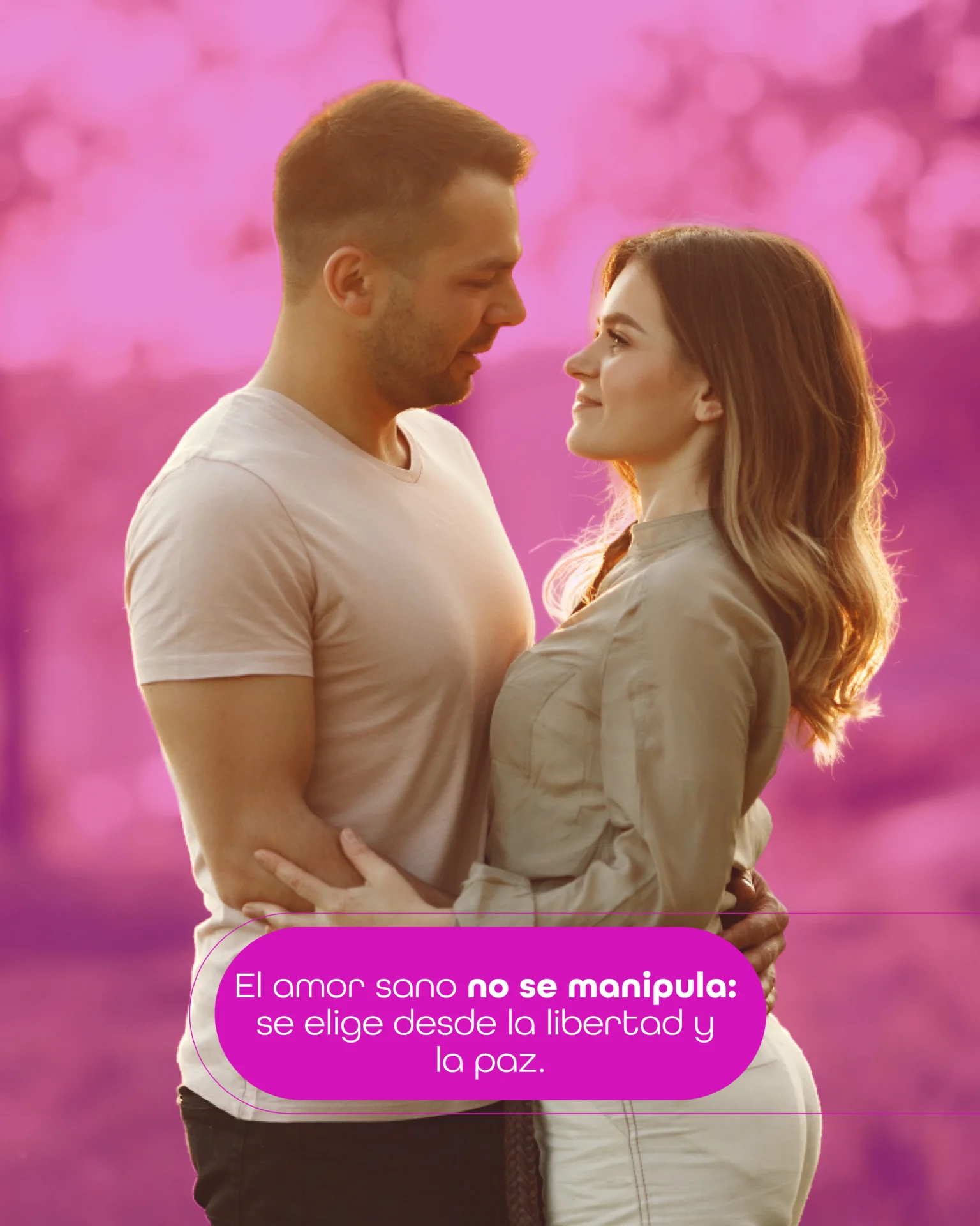 Pareja conversando de forma abierta y honesta después de trabajar su inteligencia emocional en terapia de pareja
