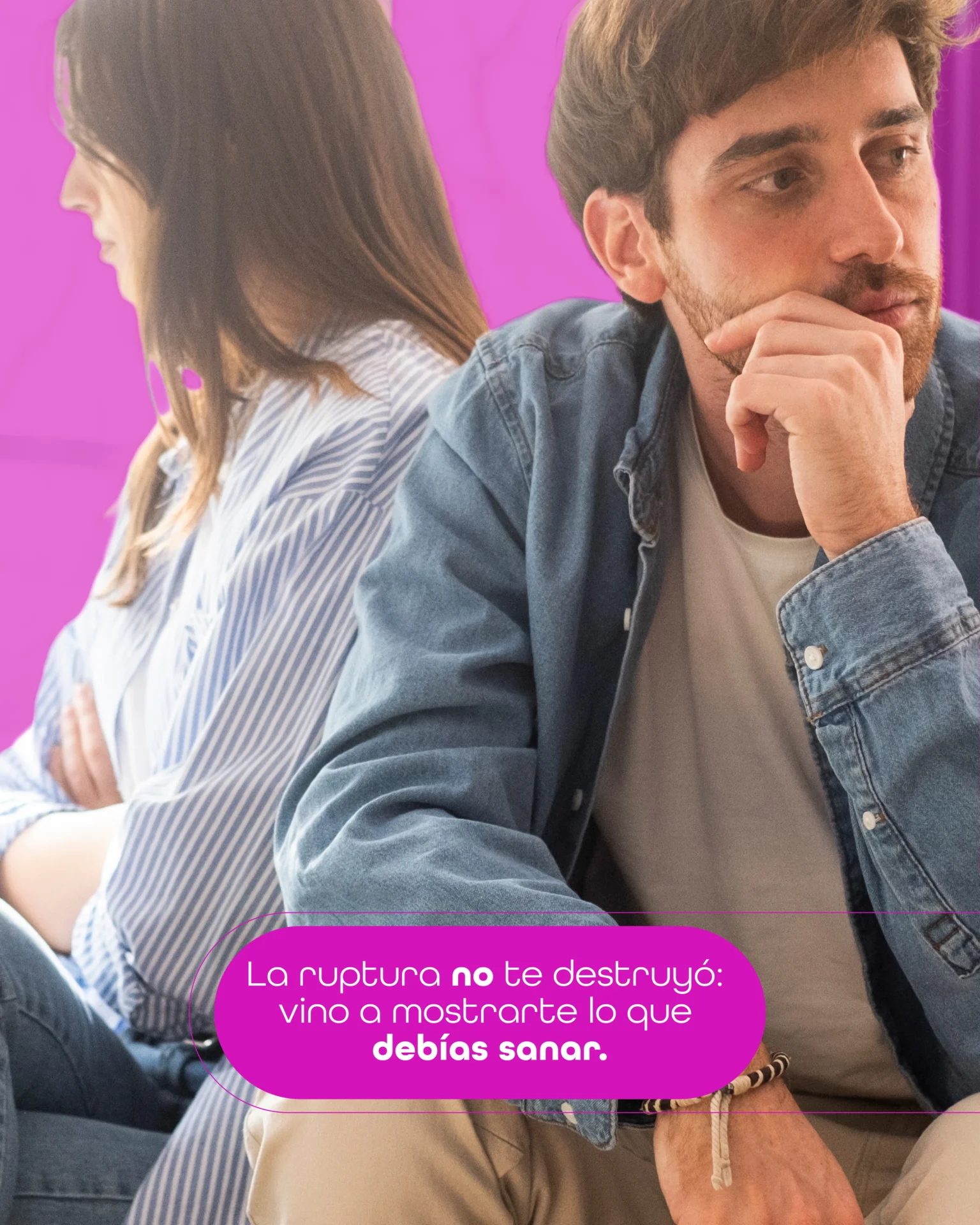 Espejo agrietado que se transforma en luz y crecimiento como símbolo de inteligencia emocional y patrones internos