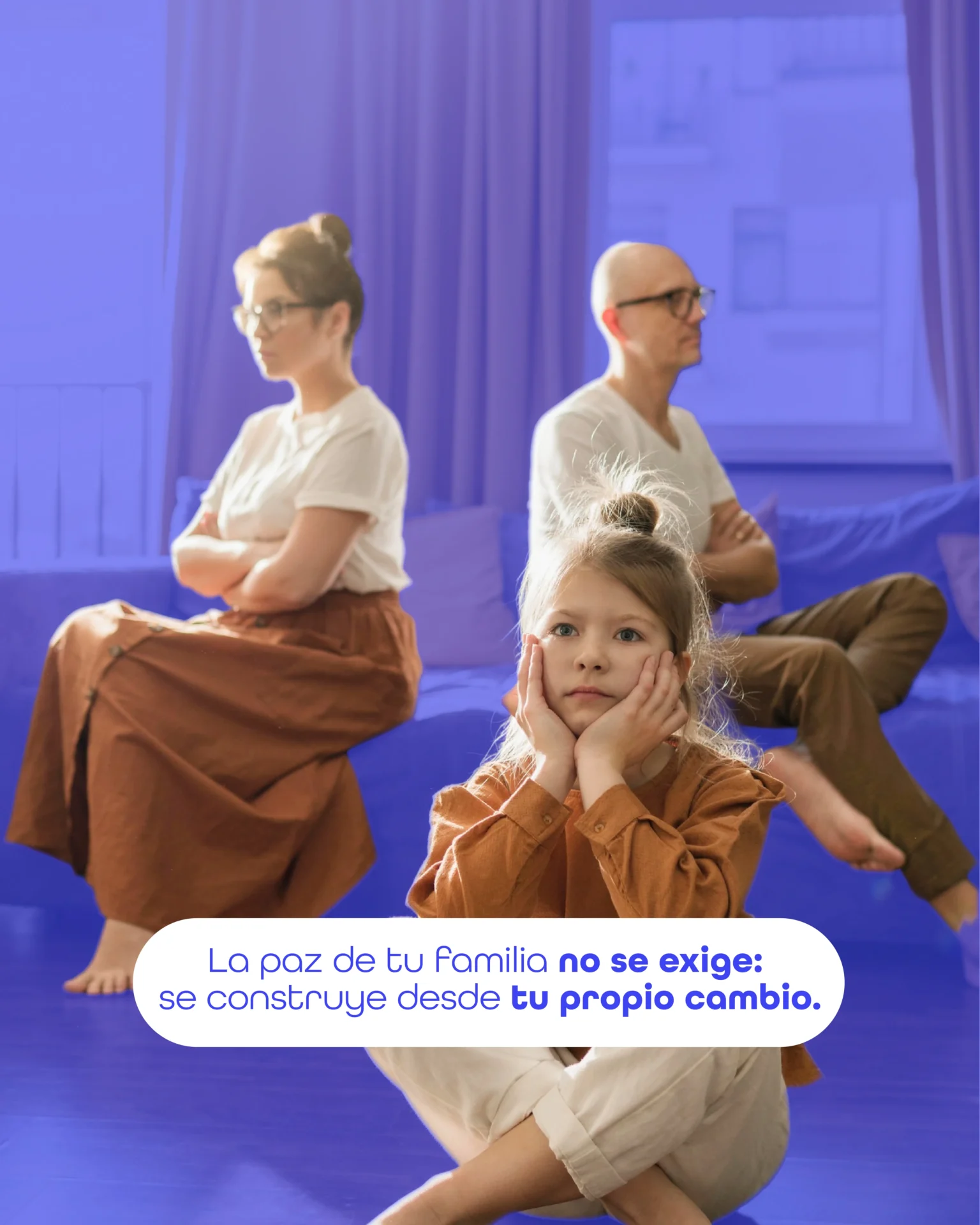 Una familia padres e hijos sentada en un sofá, mirándose con expresiones de comprensión y conexión, en un ambiente cálido y armonioso. La luz entra suavemente por una ventana, simbolizando claridad y esperanza. La imagen debe transmitir paz y unión familiar.
