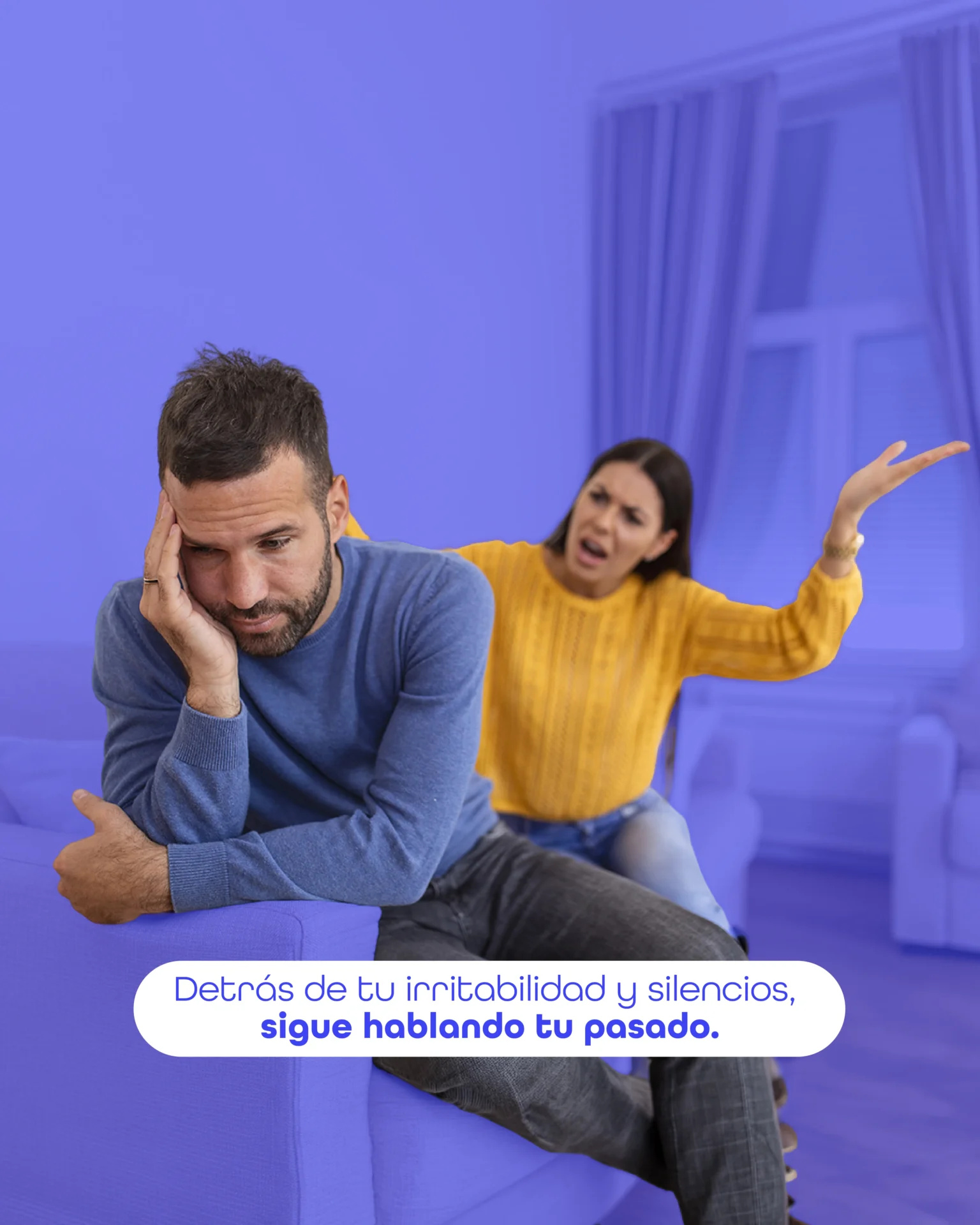 Una persona sentada en meditación, con siluetas de figuras familiares padres, pareja, hijos difuminadas en el fondo, sugiriendo la influencia de las relaciones familiares en el autoconocimiento. Tonos suaves y reflexivos.
