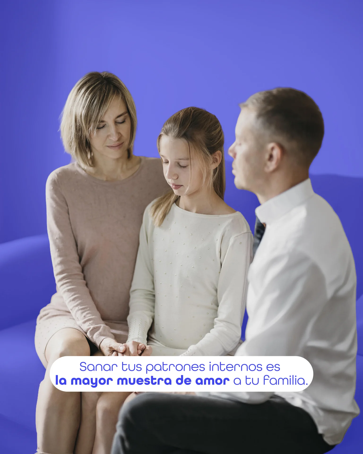 Una persona observando su reflejo en un espejo, pero en lugar de ver su imagen física, ve una representación abstracta de sus emociones y pensamientos, simbolizando la introspección y el crecimiento personal.