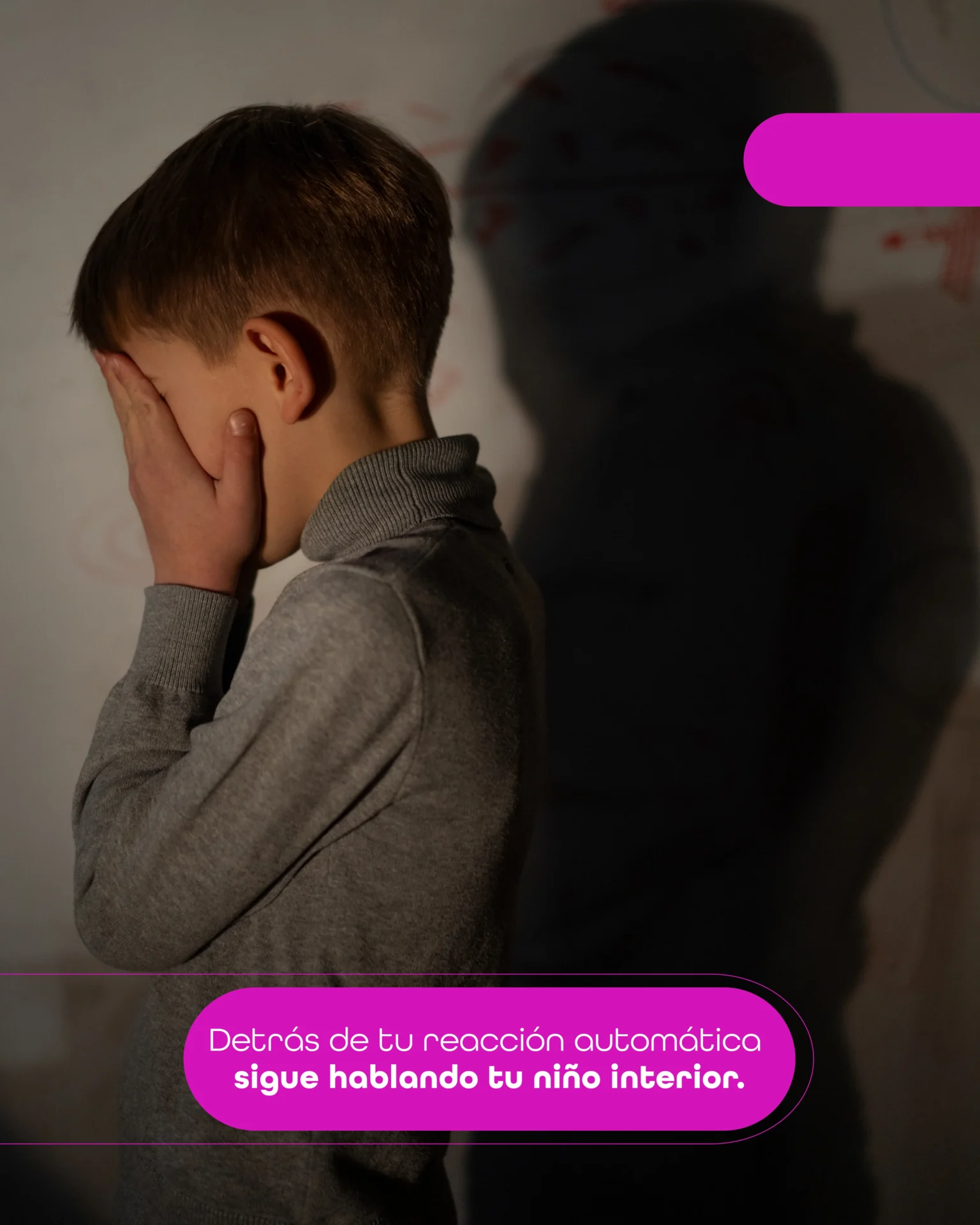 Ilustración conceptual estilo minimalista. Una persona frente a un espejo. El reflejo muestra una versión más joven y vulnerable de la misma persona, rodeada de piezas de un rompecabezas emocional que está siendo armado. Representa la conexión entre el presente y las heridas de la infancia.
