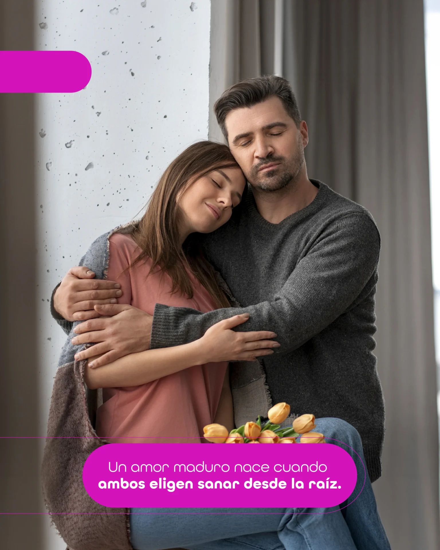 Fotografía de una pareja sentada en una mesa de comedor, sosteniendo tazas de café. La imagen está dividida visualmente por una luz suave: de un lado se intuye una atmósfera más tensa desenfocada, y del otro, la pareja mirándose a los ojos con calma y presencia. Simboliza la transición de la reacción automática a la conciencia.